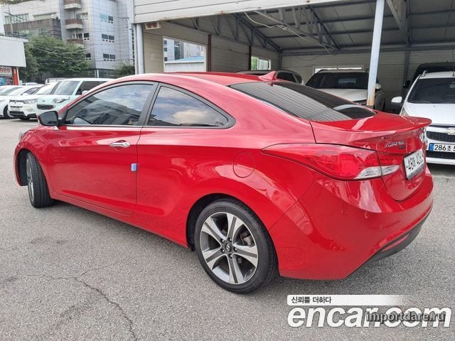 Hyundai Avante Coupe сзади