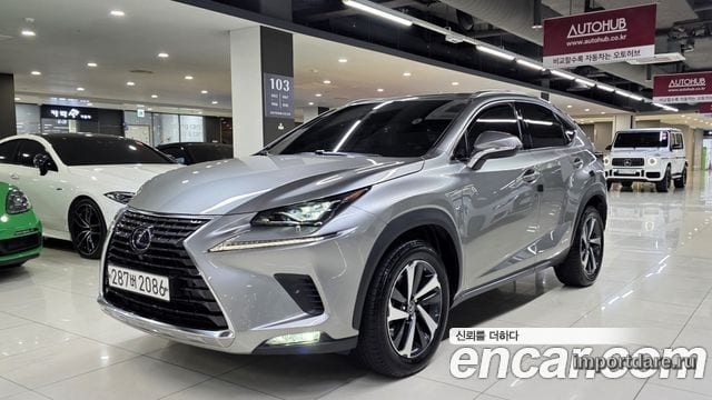Lexus NX300H сбоку