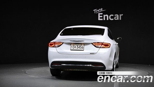 Chrysler 200 сзади