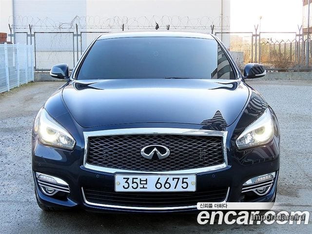 Infiniti Q70 сбоку