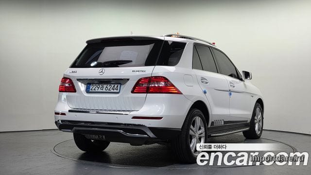 Mercedes-Benz M-Class сбоку