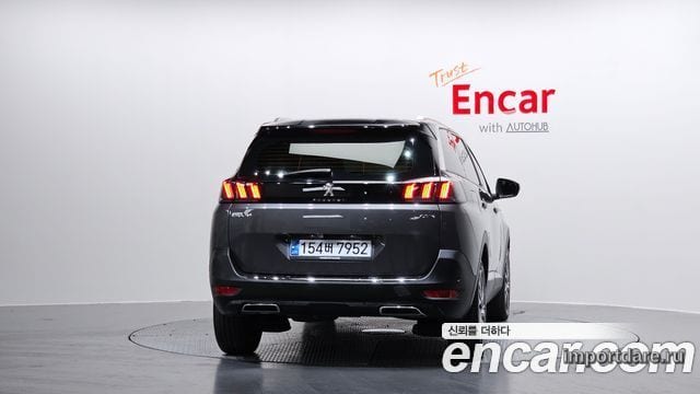 Peugeot 5008 сзади
