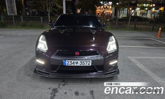 Nissan Gt-R сзади