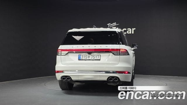 Lincoln Aviator сзади