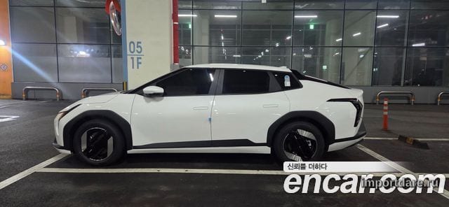 Kia EV4 сбоку