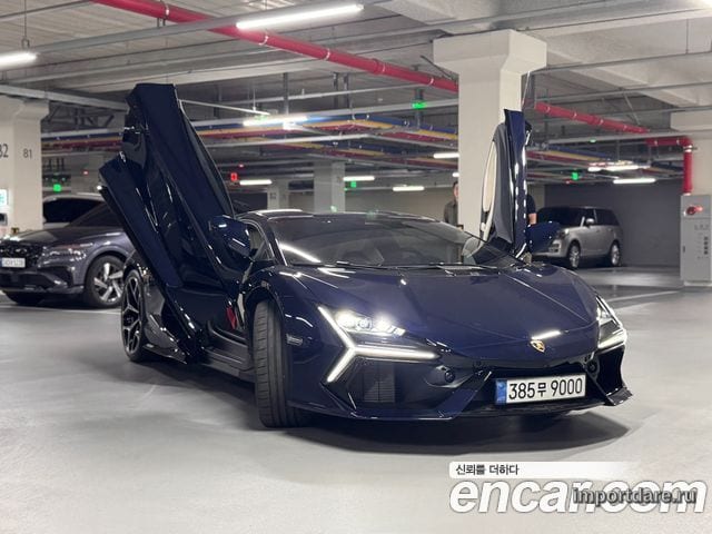 Lamborghini Revuelto сбоку