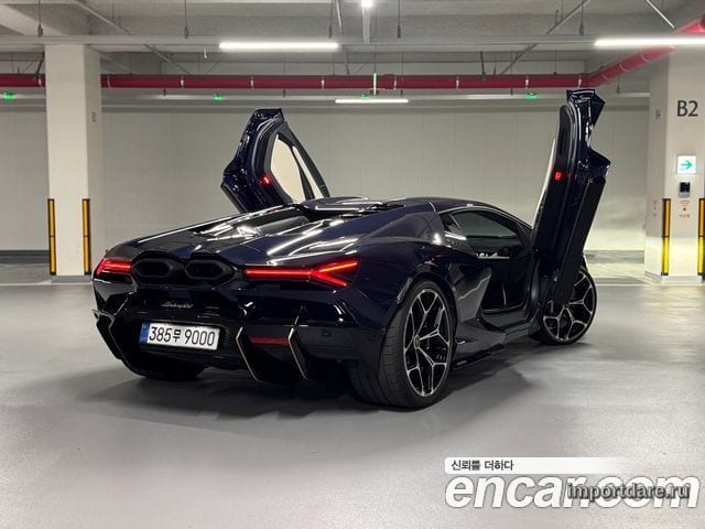 Lamborghini Revuelto сзади