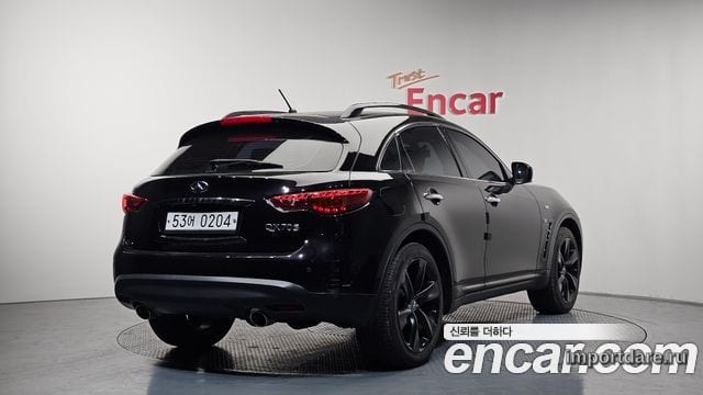 Infiniti QX70 сбоку