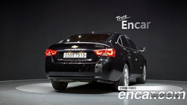 Chevrolet Impala сзади