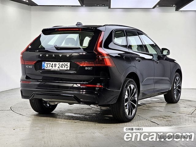 Volvo XC60 сзади