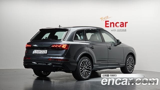 Audi SQ7 сбоку