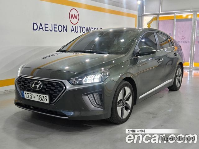 Hyundai Ioniq Hybrid сбоку