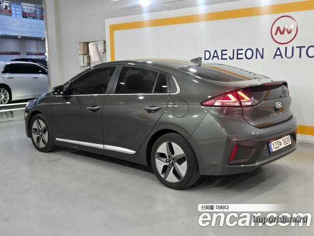 Hyundai Ioniq Hybrid интерьер