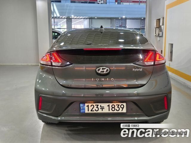 Hyundai Ioniq Hybrid сзади