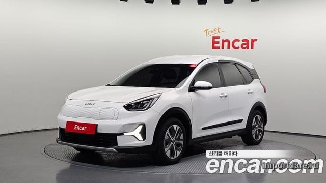 KIA NIRO PLUS 2023 — 117 592 км, белый, Корея — под ключ — фото 1