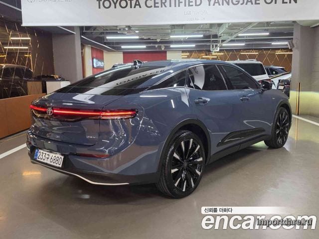 Toyota Crown сбоку