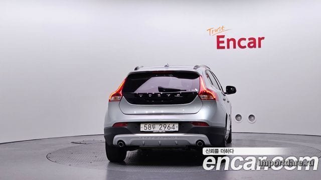 Volvo V40 сзади