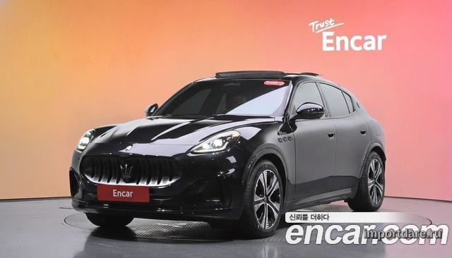 Maserati Grecale сбоку