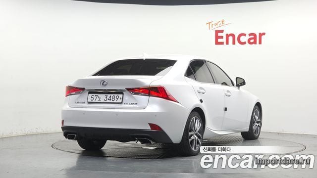 Lexus IS200T сбоку