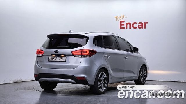 Kia Carens сбоку