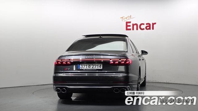Audi S8 сзади
