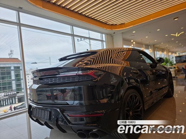 Lamborghini Urus сбоку
