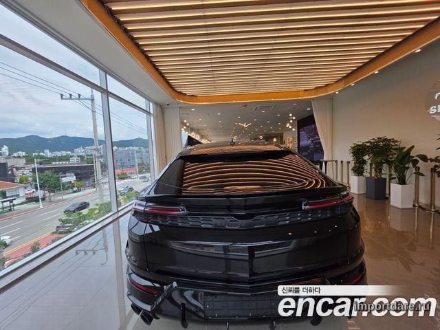 Lamborghini Urus сзади