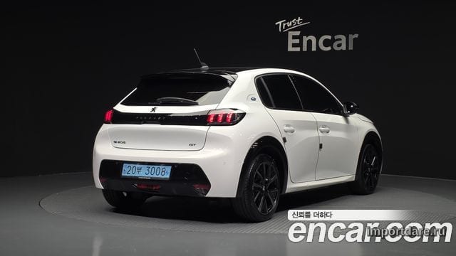 Peugeot E-208 сбоку