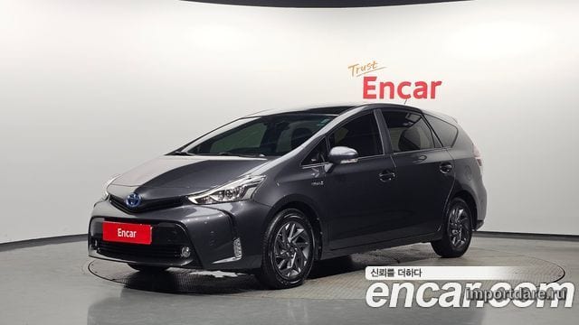 Toyota Prius V спереди