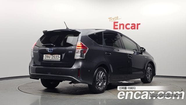 Toyota Prius V сбоку