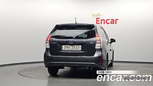 Toyota Prius V сзади