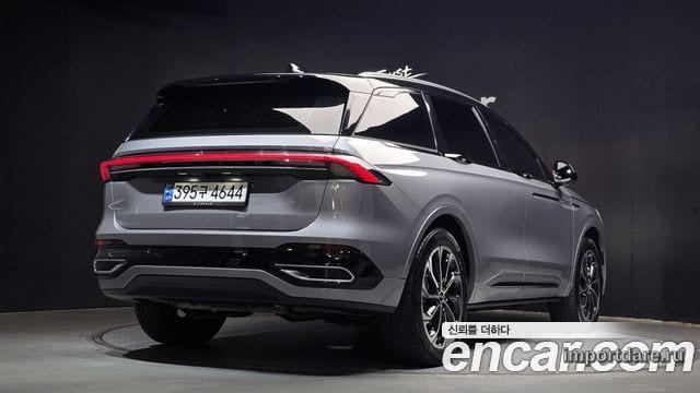 Lincoln Nautilus сзади
