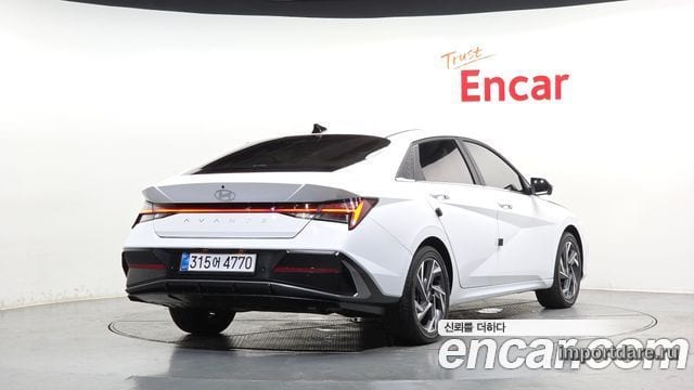 Hyundai Avante сбоку