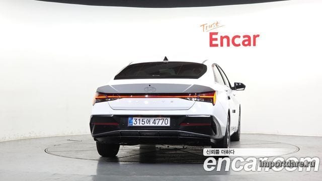 Hyundai Avante сзади