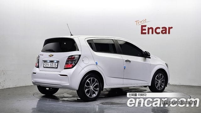 Chevrolet Aveo Hatchback сбоку
