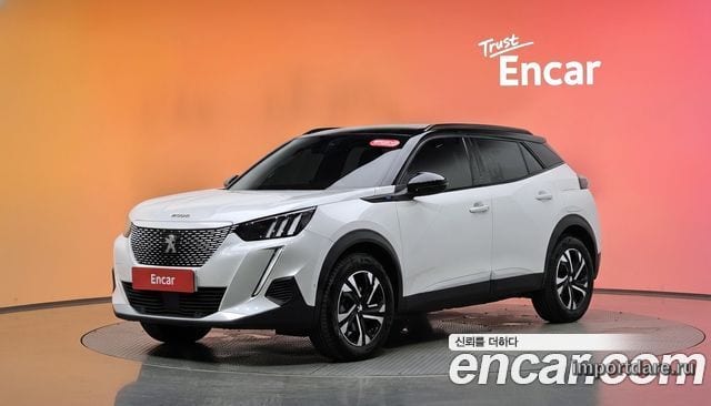 Peugeot E-2008 сбоку