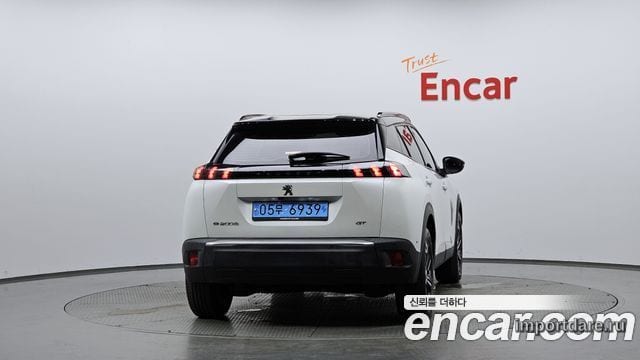 Peugeot E-2008 сзади
