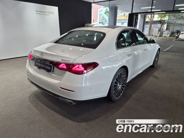 Mercedes-Benz E-Class сбоку