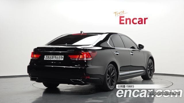 Lexus LS460 сбоку