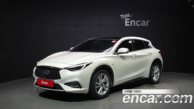 Infiniti Q30 спереди