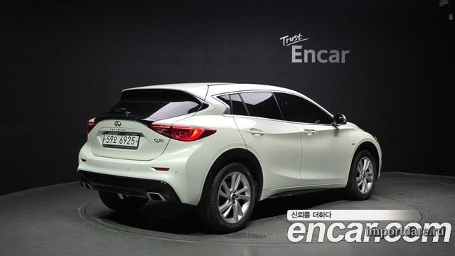 Infiniti Q30 сбоку