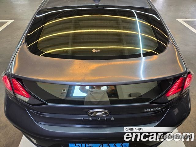 Hyundai Ioniq Electric сзади