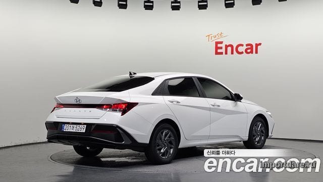 Hyundai Avante Hybrid сбоку