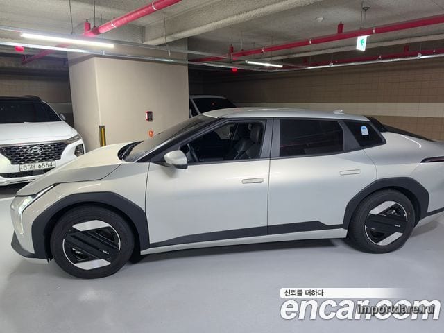 KIA EV4 2026 — 4 500 км, серебристо-серый, Корея — под ключ — фото 4