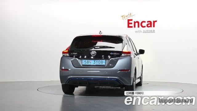 Nissan Leaf сзади