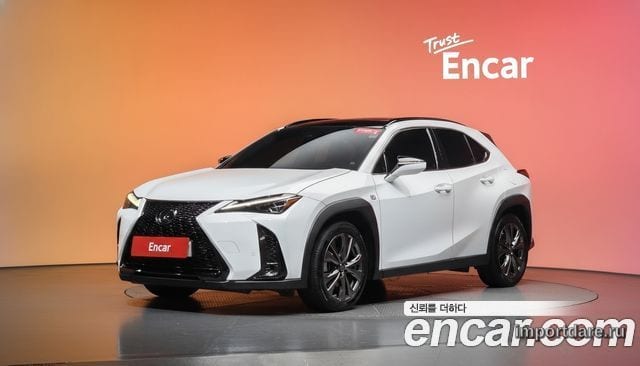 Lexus UX250H сбоку
