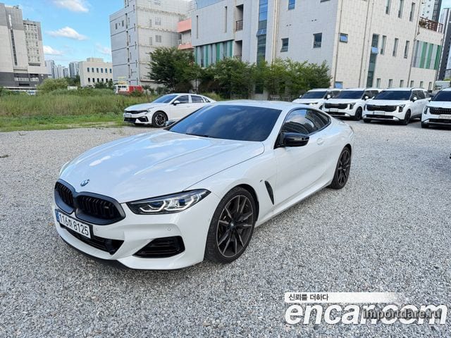 BMW 8 Series сбоку