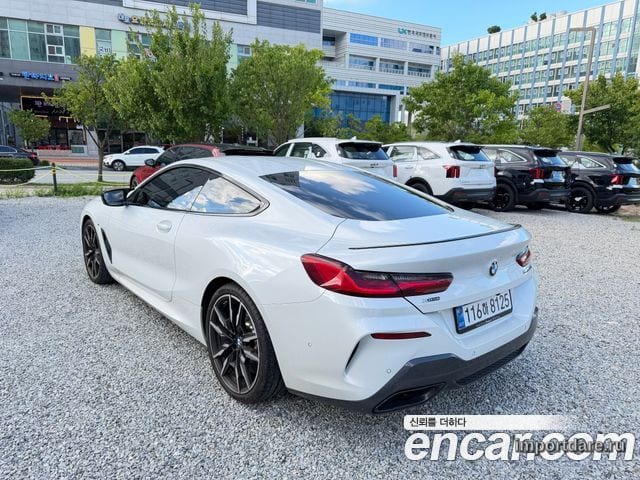 BMW 8 Series сзади