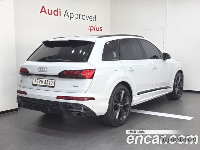 Audi Q7 сбоку