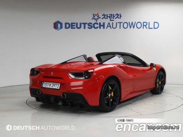 Ferrari 488 Spider сбоку